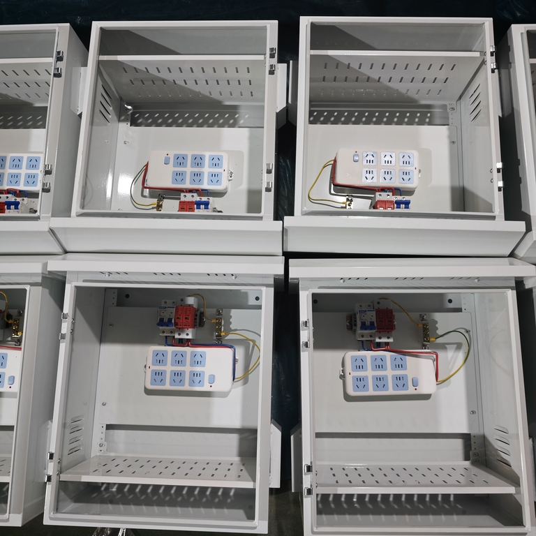 Mass production real photos of Ouyue Electric's outdoor rainproof distribution box: A full-process display from sheet metal shell to complete machine assembly