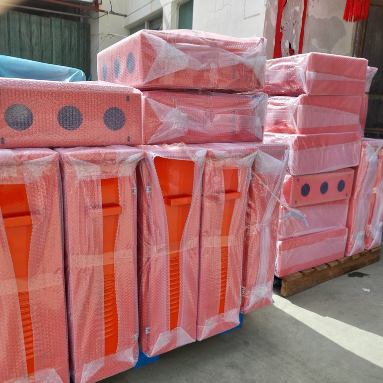 Ouyue Electric's bright orange distribution boxes are simultaneously available in the United States: a small warning model and a medium-sized portable model are packaged in the same batch. The safety labels and portable design are compatible with the working conditions in North America
