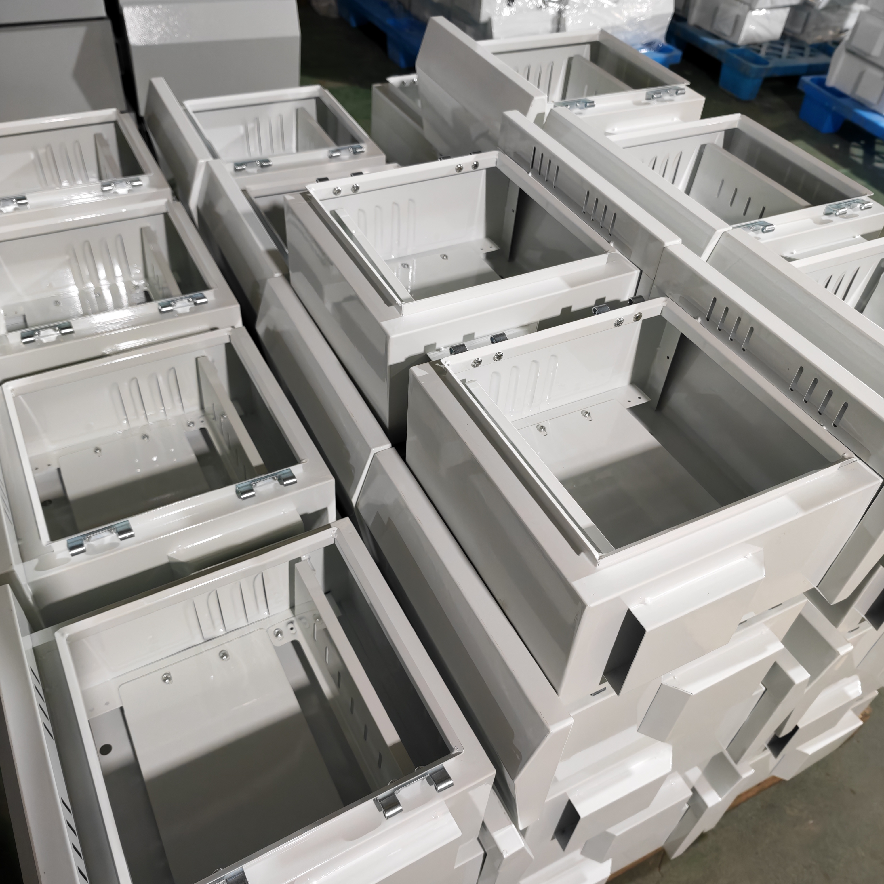 The outdoor rainproof monitoring boxes of Ouyue Electric are being assembled in batches and are about to be sent to Brazil
