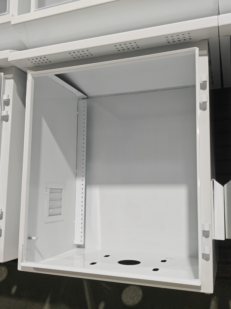 Stainless Steel Distribution Box with Rain Hood and Insect-Proof Ventilation